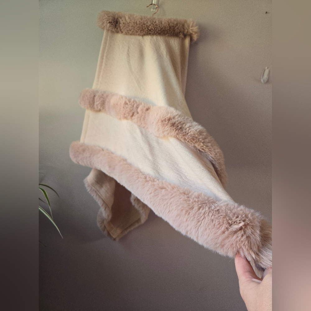 ✨ Trending Le Moda Faux Fur Trim Cape | Old Money Chic | OS - Picture 2 of 7